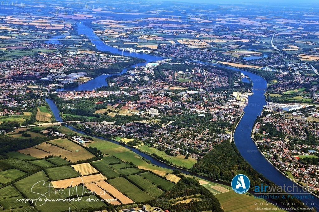 Luftbild Rendsburg -  Um das Jahr 1100 errichtete der dänische Jarl Björn eine erste Festung auf der Insel | Historisch gesichert ist ein Treffen zwischen fränkischen und dänischen Abgesandten im Jahr 800, bei dem die Eider erstmals als Grenze zwischen den Machtbereichen beider Reiche festgelegt wurde. Um das Jahr 1100 errichtete der dänische Jarl Björn eine erste Festung auf der Insel, die später als Reinholdsburg bekannt wurde. Diese Burg wurde zwischen 1150 und 1200 mehrfach erneuert und vergrößert, wobei Graf Adolf II. die Burg erneuerte und Graf Adolph III. den Wiederaufbau begann.