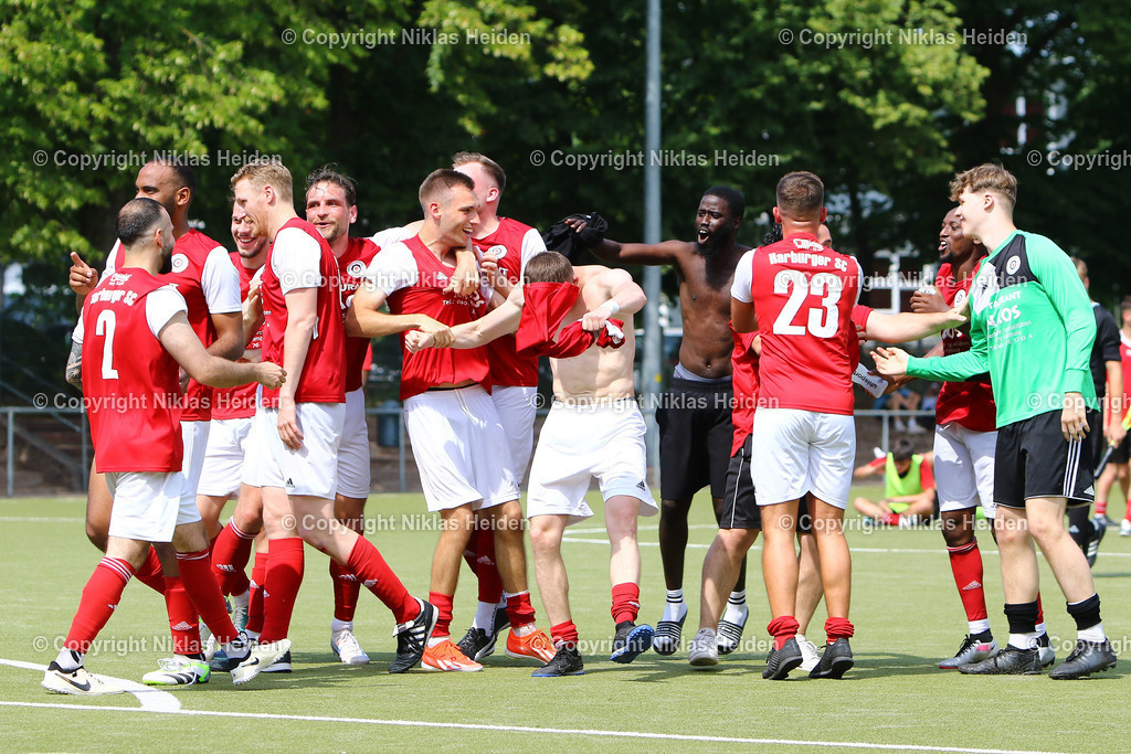 NH_KlubKosova_HarburgerSC_Testspiel_HarburgPokal_21072024 | Der Harburger SC bejubelt den Sieg beim Harburg-Pokal.Fußball I Herren I Testspiel (Harburg-Pokal) I Saison 2024-2025 I Klub Kosova - Harburger SC I 21.07.2024 I Sportplatz Alter Postweg