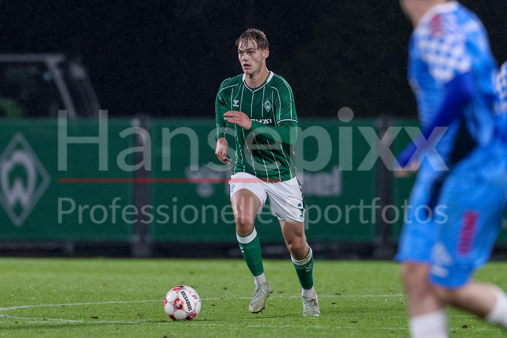 Fussball, Regionalliga Nord, SV Werder Bremen II - FC Eintracht Norderstedt | Mats Heitmann (SV Werder Bremen II, 3) am Ball, Einzelbild, Ganzkörper, Aktion, Action, Spielszene