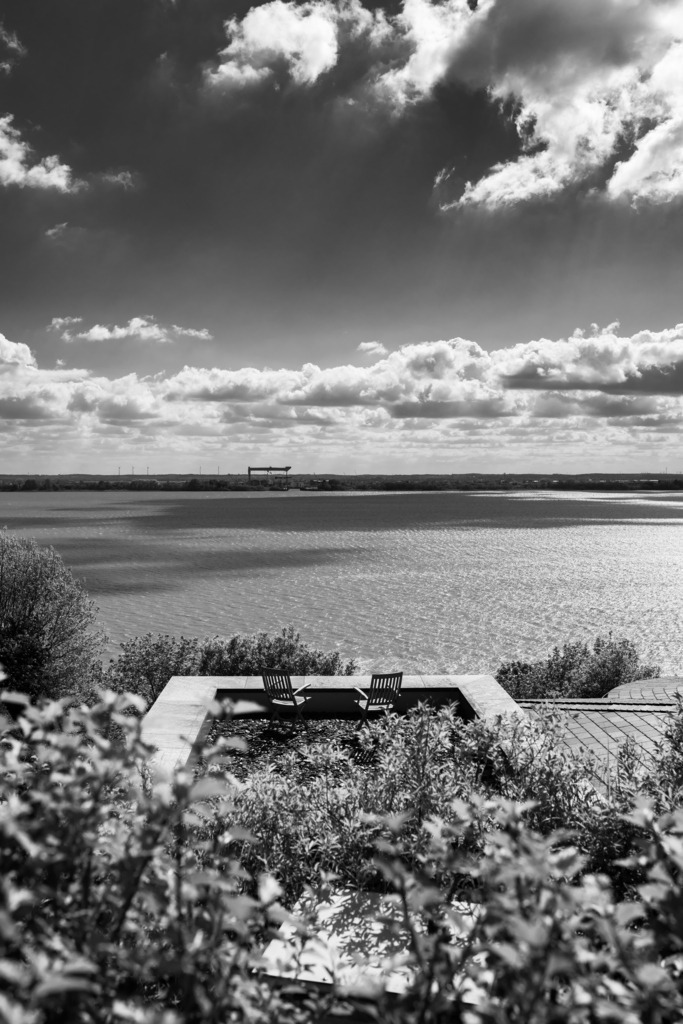 hamburg blankenese elbblick bild auf leinwand acrylglas in schwarzweiss | Kaufen Sie Hamburg Bilder und Hamburg Fotos auf Leinwand, Acrylglas, Alu-Dibond, oder als Poster in Hamburgs großer Onlinegalerie. Elbphilharmonie Bilder, Hamburger Hafen, Speicherstadt, Alster und viel mehr.