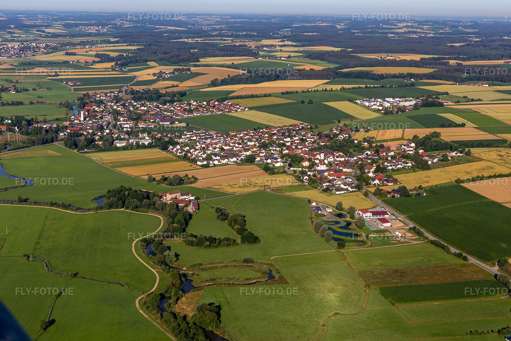 Luftbild: Loizenkirchen im Ortsteil Loizenkirchen in Aham im Bundesland Bayern in Deutschland. Foto: IMG_132980.jpg vom 03.07.2022 durch Werner Riehm/FLY-FOTO.deAktuelles & Termine - Gemeinde Aham