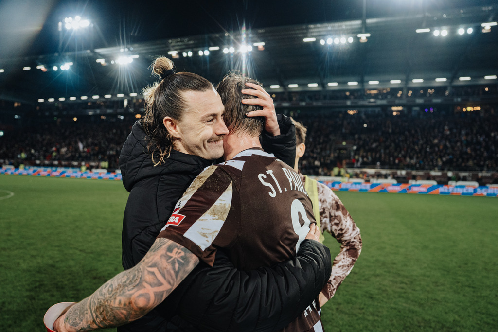 FCS07929 | Der offizielle Shop für FC St. Pauli Fotos. Wähle aus Spielszenen & Fanmomenten dein FCSP Wunschformat. Wir liefern Millerntor-Atmosphäre.