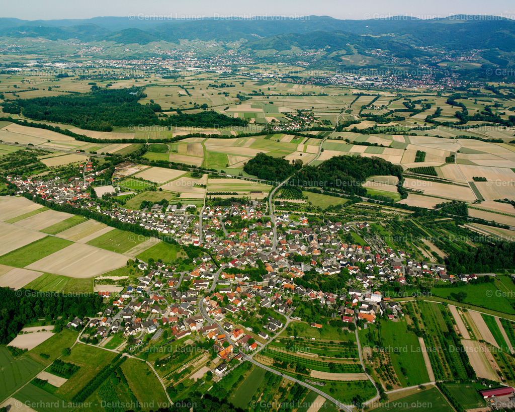 2526100 | Unzhurst 01.08.2005 Ortsansicht am Rande von landwirtschaftlichen Feldern und Nutzflächen  in Ottersweier im Bundesland Baden-Württemberg, Deutschland // Village view on the edge of agricultural fields and land  in Ottersweier in the state Baden-Wuerttemberg, Germany Foto: Gerhard Launer