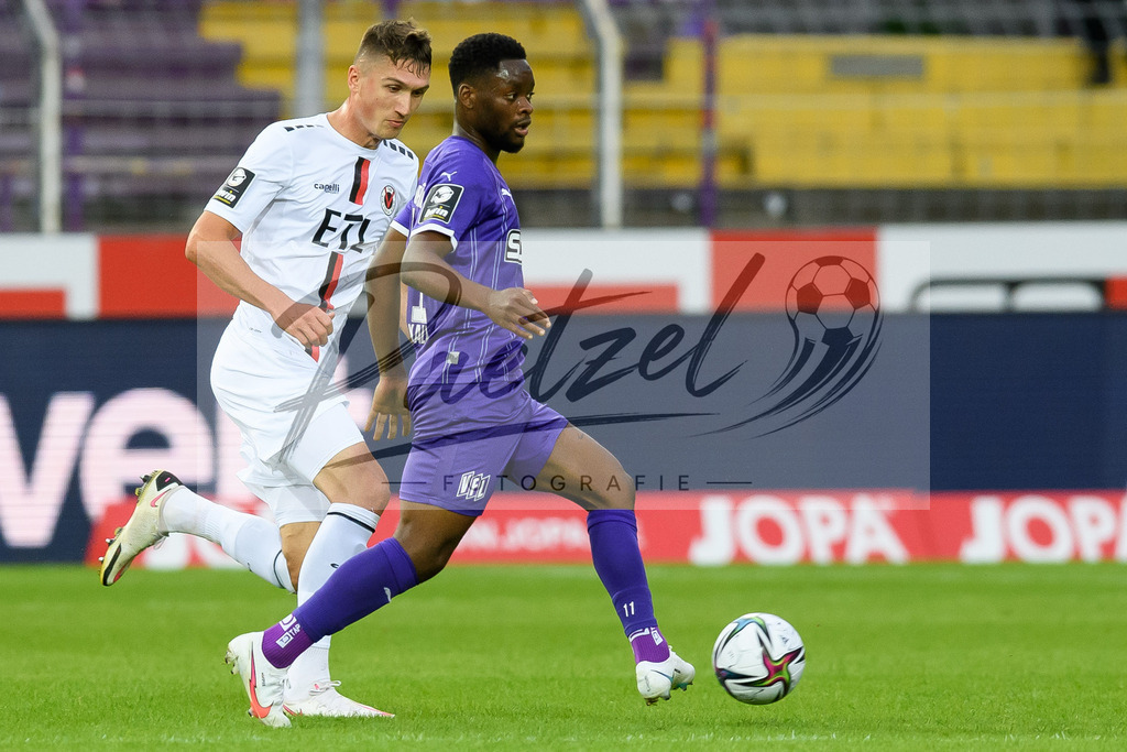 OSNVKO2021090620210906_113 | Fussball, Herren: Christoph Greger (FC Viktoria Koeln) und Ba-Muaka Simakala (VfL Osnabrueck) im Zweikampf beim Spiel der 3. Liga zwischen VfL Osnabrueck und FC Viktoria Koeln im Stadion an der Bremer Bruecke am 06.09.2021 in Osnabrueck, Deutschland.DFB / DFL REGULATIONS PROHIBIT ANY USE OF PHOTOGRAPHS AS IMAGE SEQUENCES AND/OR QUASI-VIDEO. - Realisiert mit Pictrs.com