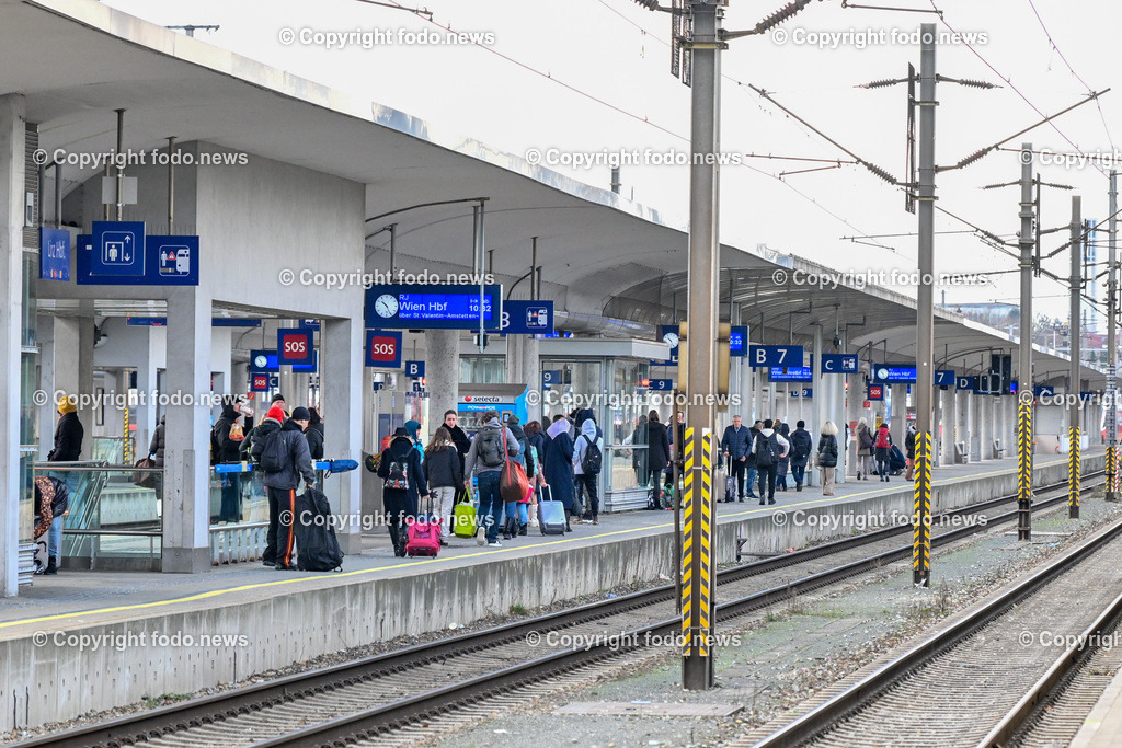 Hauptbahnhof Linz_ Bahnhofshalle_ Bahnsteig_ 26.12.2023-11 | 26.12.2023, Hauptbahnhof Linz, AUT, Bahnhofshalle und Bahnsteig, im Bild Bahnhofshalle, Bahnsteig, Zug, Fahrgaeste, Ticket, Ticketautomat, OEBB, Reisende, Gepaeck, Railjet, Westbahn, ICE, DB, Schild, Anzeigetafel, Linz