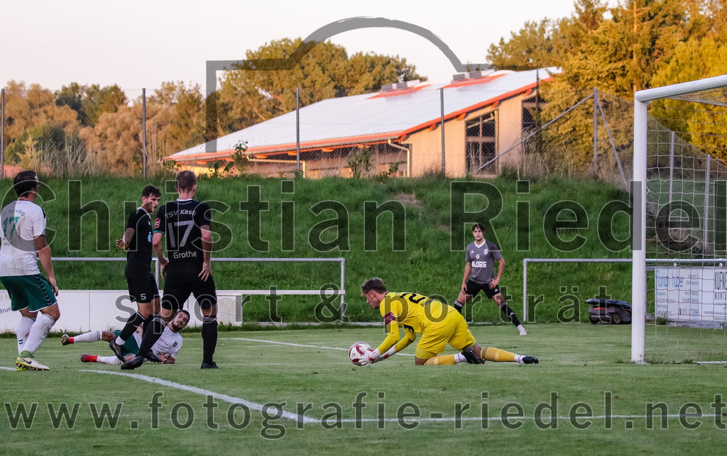 2023-08-18_124_FC_Schwaig_gegen_TSV_Kastl | Oberding, Deutschland, 18.08.2023:
Fußball, Landesliga Südost 2023 / 2024, 7. Spieltag, FC Schwaig gegen TSV Kastl, Endergebnis: 2:2

Mirza Idrizovic (FC Schwaig, #25), Raphael Kamhuber (TSV Kastl, #5), Dominik Grothe (TSV Kastl, #17), Torwart Patrick Alramseder (TSV Kastl, #24)

Foto: Christian Riedel / fotografie-riedel.net
