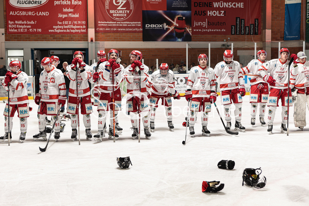 EHC Königsbrunn - TEV Miesbach | Die Gaeste aus Miesbach  sind niedergeschlagen nach der Finalniederlage gegen Koenigsbrunn