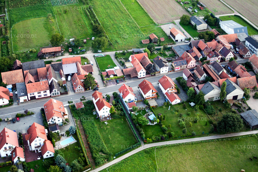 Luftbild: B427 durch das Dorf in Hergersweiler im Bundesland Rheinland-Pfalz in Deutschland. Foto: IMG_7290.jpg vom 25.08.2007 durch Werner Riehm/FLY-FOTO.de