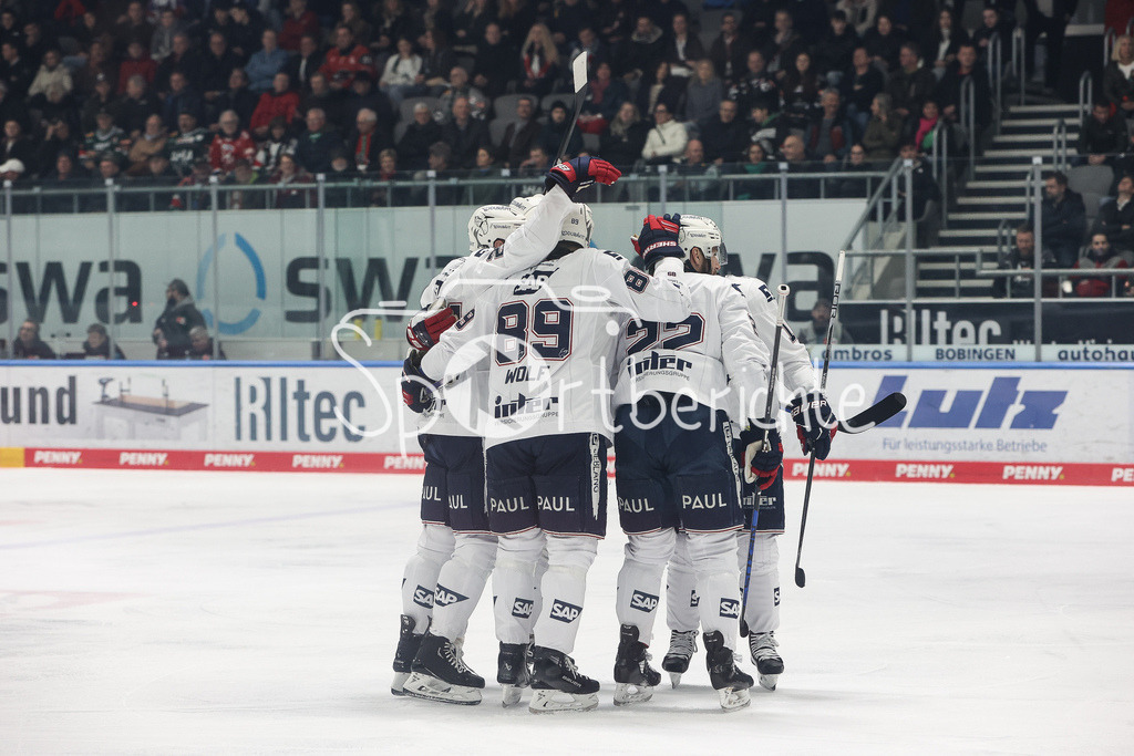 Augsburger Panther - Adler Mannheim | Jubel nach dem Treffer zum 0-1 fuer die Gaeste durch Keaton THOMPSON (MAN #24)/ Freude / Tor / Torschuetze
