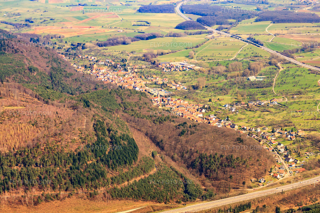Aerial view: View of the town from the west in Eckartswiller in the state Bas-Rhin, France. – Photo: IMG_38532.jpg taken on 03/20/2011 by Werner Riehm/FLY-FOTO.com – Resolution of the original: 4752 x 3168 px