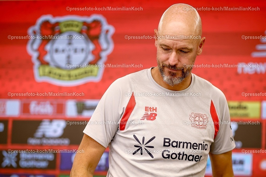 B0414082501017a | 01.09.2025 Fußball, Bayer 04 Leverkusen in der BayArena, Saison 2025 2026: Cheftrainer Erik ten Hag ist nicht mehr Trainer von Bayer04. Die Mannschaft entässt den Trainer.  Bild von der Pressekonferenz am 14.08.2025DFB regulations prohibit any use of photographs as image sequences and or quasi-video.