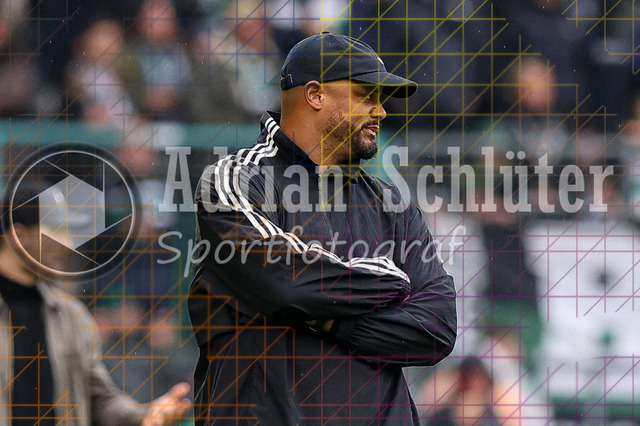 Borussia Mönchengladbach vs FC Bayern München - Bundesliga  | Mönchengladbach, Deutschland, 25.10.25:   Trainer Vincent Kompany (FC Bayern München) schaut waehrend des Spiels der Bundesliga zwischen Borussia Mönchengladbach vs FC Bayern München im Stadion im Borussia Park(Foto von Brauer-Fotoagentur / Adrian Schlueter)
