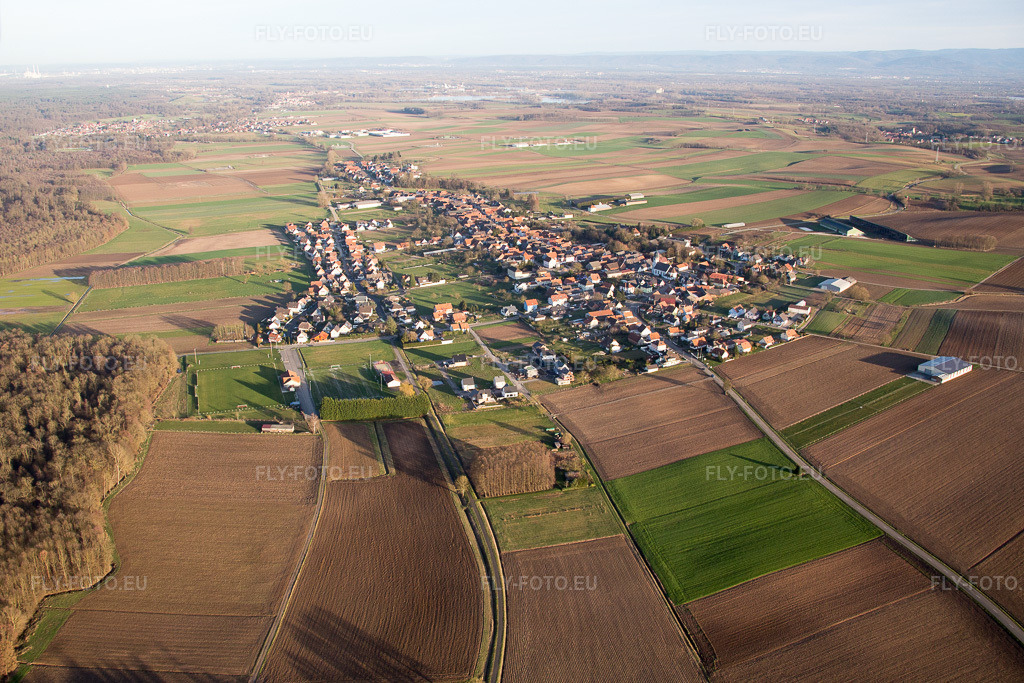 Vue aérienne: Vue de la ville à Salmbach dans le département Bas Rhin, France. Photo: IMG_085992.jpg prise le 06/02/2016 par Werner Riehm/FLY-FOTO.eu – Résolution de l'original: 5167 x 3445 px