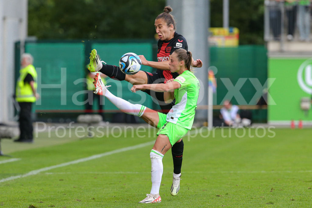 Fussball, Google Pixel Frauen-Bundesliga, VfL Wolfsburg - Bayer 04 Leverkusen | v.li.: Sylwia Matysik (Bayer 04 Leverkusen, 4) und Ewa Pajor (VfL Wolfsburg, 9) im Zweikampf, Duell, Dynamik, Aktion, Action, Spielszene, DIE DFB-RICHTLINIEN UNTERSAGEN JEGLICHE NUTZUNG VON FOTOS ALS SEQUENZBILDER UND/ODER VIDEOÄHNLICHE FOTOSTRECKEN. DFB REGULATIONS PROHIBIT ANY USE OF PHOTOGRAPHS AS IMAGE SEQUENCES AND/OR QUASI-VIDEO.