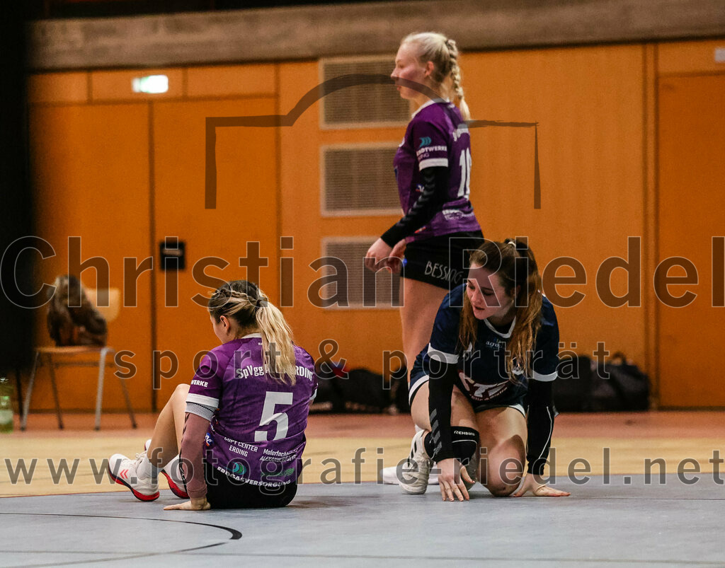 2024-02-03_089_SpVgg_Altenerding_gegen_SpVgg_Erdweg | Erding, Deutschland, 03.02.2024:
Handball, Bezirksoberliga Frauen Altbayern 2023 / 2024, 13. Spieltag, SpVgg Altenerding gegen SpVgg Erdweg, Endergebnis: 25:21

Lena Prem (SpVgg Altenerding, #5), Lena Popp (SpVgg Altenerding, #10), Alina Nefzger (SpVgg Erdweg, #8)

Foto: Christian Riedel / fotografie-riedel.net