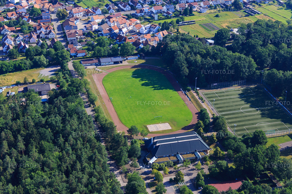 Luftbild: Stadion des TuS 1908 Schaidt und Sporthalle im Ortsteil Schaidt in Wörth im Bundesland Rheinland-Pfalz in Deutschland. Foto: IMG_083063.jpg vom 26.06.2015 durch Werner Riehm/FLY-FOTO.deWWW.TUS08-SCHAIDT.DE