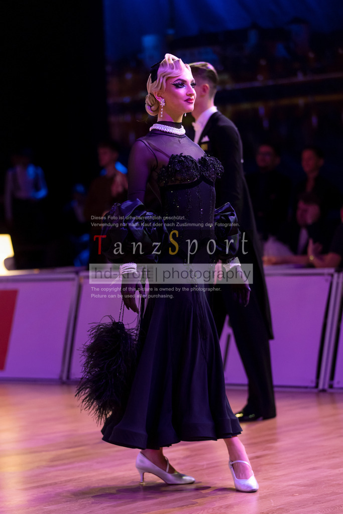 20241215_WDSF_Int_Open_Std-Riga-8824 | Tanzsportbilder, Standardtanz, Lateintanz, WDSF, DTV, LTVB, dancecomp, goc, hessen tanzt, blaues band der spree, walzer, tango, wiener walzer, slowfox, quickstepp, samba, rumba, cha-cha-cha, paso doble. jive, hd-kroft photography, turniertanzsport
