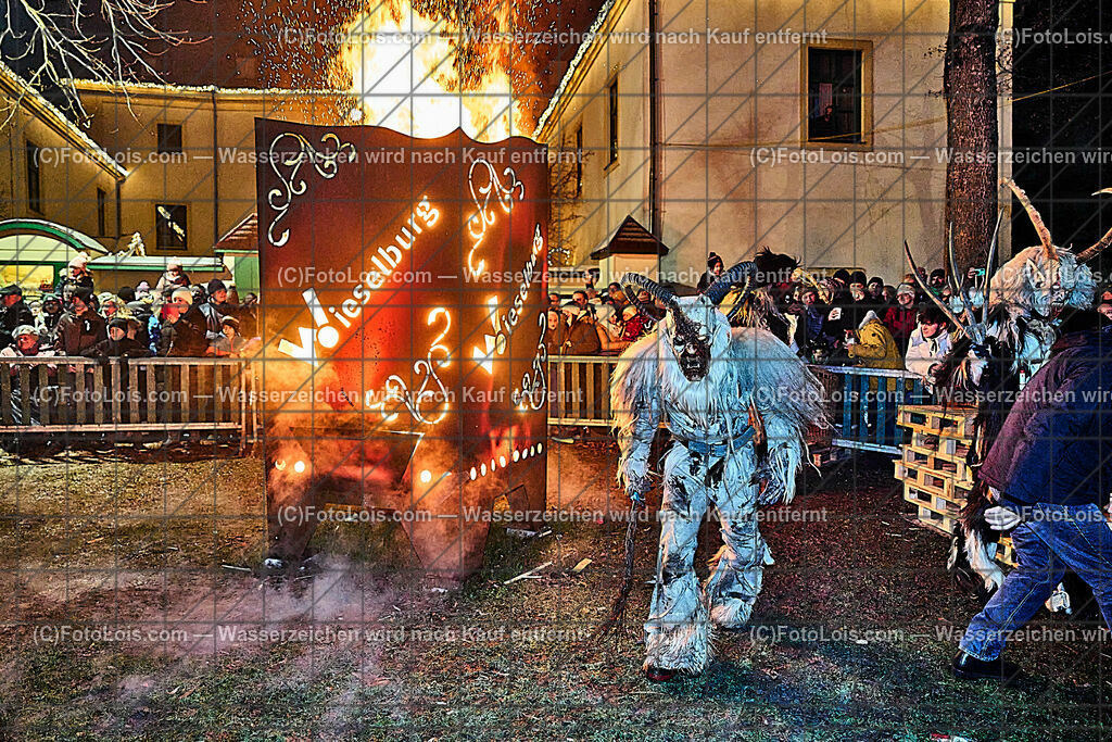 ALP9698_Wieselburger ADVENT_Wintersonnenwende_Perchtenlauf | (C)FotoLois.com, Alois Spandl, Wieselburger Advent, Wintersonnenwendfeier mit Umzug durch die Stadt, Sonnenwendfeuer und Perchtenlauf mit Show im Schlosspark, Mitwirkung der Partnergemeinde EINBECK, Sa 17. Dezmber 2022.
