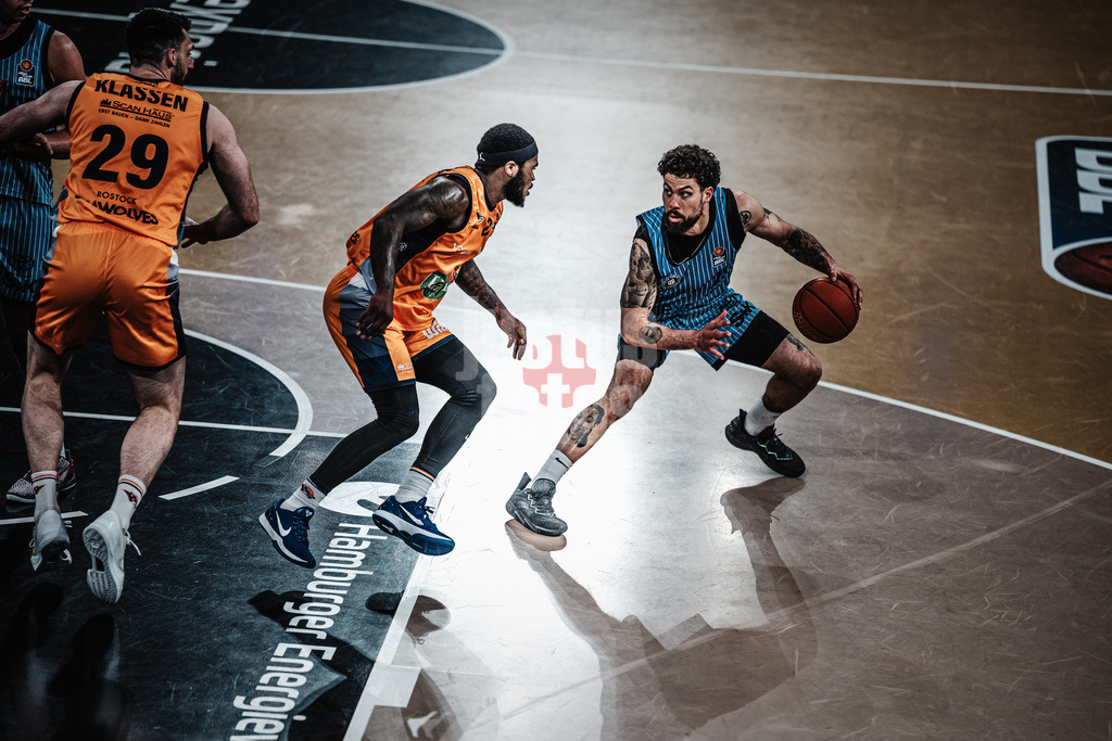 Basketball | Männer | Saison 2025/2026 | easyCredit Basketball Bundesliga | 13. Spieltag | Veolia Towers Hamburg vs. Rostock Seawolves | 22.04.2026 | v.l. TJ Crockett Jr. (#0, Rostock Seawolves) gegen Devon Daniels (#21, Veolia Towers Hamburg)