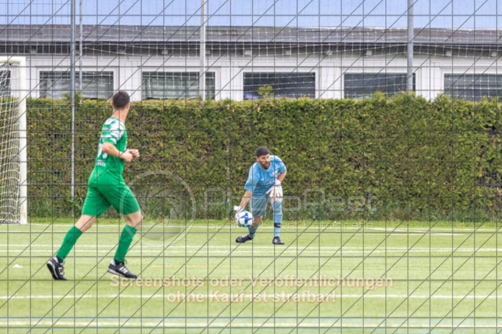 20250504_151733_0190 | #,SSV Göppingen (schwarz) vs. TSV Wäschenbeuren (grün), Fussball, Kreisliga A3 - Bezirk Neckar/Fils, 25. Spieltag, Saison 2024/2025, Kunstrasensportplatz Nord, Hohenstaufenstr. 123, 73033 Göppingen, 04.05.2025 - 15:00 Uhr,Foto: PhotoPeet-Sportfotografie/Peter Harich