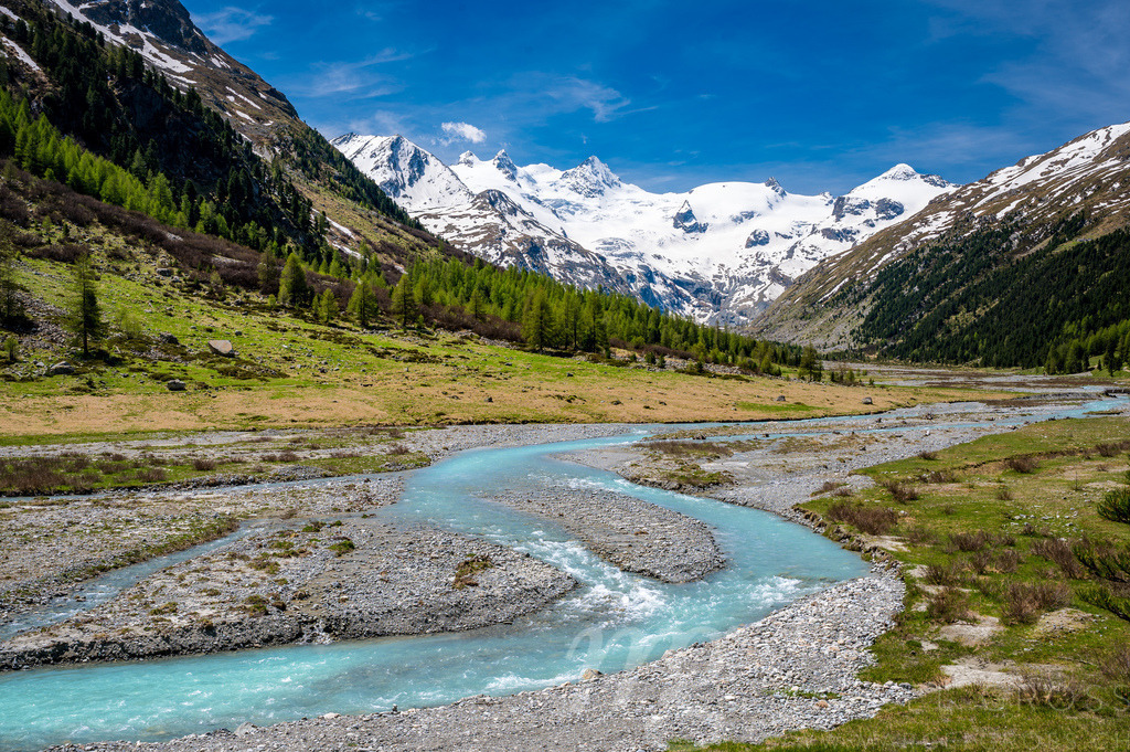 Wildbach Ova da Roseg im idyllischen Val Roseg, Engadin | Die ideale Geschenkidee für Naturliebhaber. Naturbilder von Marcel Gross Photography für ihr Zuhause in den verschiedensten Formaten und Materialien. - Realisiert mit Pictrs.com