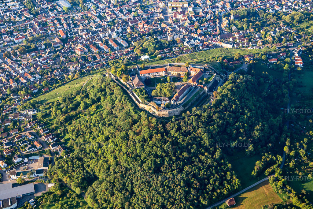 Luftbild: Museum Hohenasperg - Ein deutsches Gefängnis in Asperg im Bundesland Baden-Württemberg in Deutschland. Foto: IMG_138492.jpg vom 16.09.2023 durch Werner Riehm/FLY-FOTO.deWWW.HOHENASPERG-MUSEUM.DE