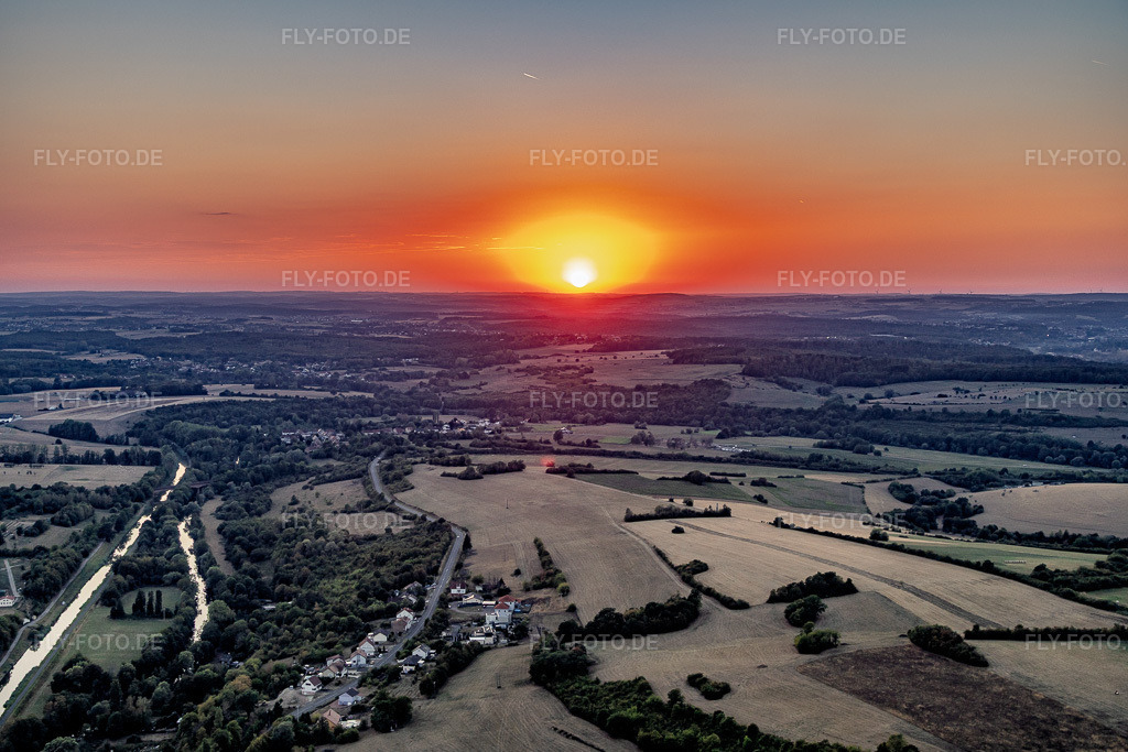 Luftbild: Sonnenuntergang mit Saar und Saarkanal in Zetting im Bundesland Moselle in Frankreich. – Foto: IMG_158631.jpg vom 14.08.2026 durch Werner Riehm/FLY-FOTO.de – Auflösung des Originals: 5961 x 3974 px