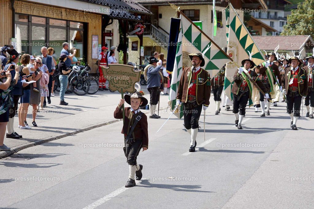e02--news-2023-Juli23-Regimentsschuetzenfest3-Steeg-UMZUG_DORF-DSC07277 | Info aus dem Bezirk Reutte/Ausserfern Tirol sowie eine umfangreiche Bilddatenbank über die gesamte Region: Lechtal, Talkessel Reutte, Tannheimertal, Zwischentoren. Lech, Plansee, Zugspitze, Grenztunnel, B179, Fernpassstraße, Verkehr, Lawinen, Tradition, - Realisiert mit Pictrs.com
