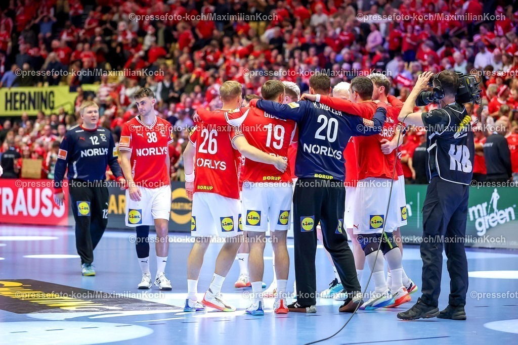 EHF16012602094 | 16.01.2026, Handball, Men's EHF EURO 2026, Dänemark - Nordmazedonien, Jyske Bank Boxen in Herning, Dänemark, Preliminary Round: Abschlussjubel nach dem Sieg der Dänen gegen Nordmazedonien. 