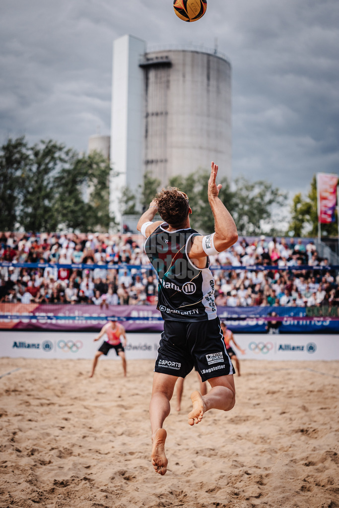 Beachvolleyball | Männer | Allianz German Beach Tour 2025 | Tourstop Berlin | 24.08.2025 | Jonas Sagstetter Aufschlag