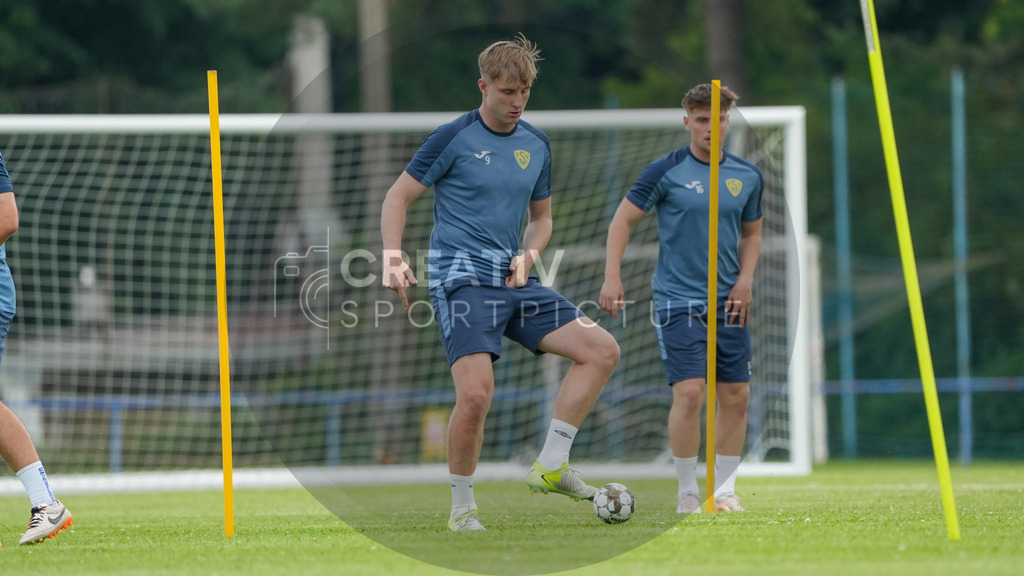 Fußball, Herren, Saison 2025/2026, Regionalliga Nordost, Trainingsauftakt des FSV 63 Luckenwalde am 18.06.2025 im Werner-Seelenbinder-Stadion, | Fußball, Herren, Saison 2025/2026, Regionalliga Nordost, Trainingsauftakt des FSV 63 Luckenwalde am 18.06.2025 im Werner-Seelenbinder-Stadion, Im Bild: Philipp Kühn (m.) - Realisiert mit Pictrs.com