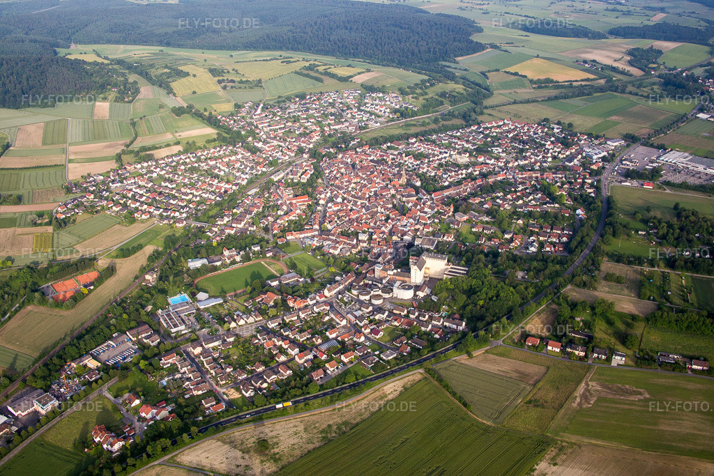 Luftbild: Ortsansicht der Straßen und Häuser der Wohngebiete im Ortsteil Heidelsheim in Bruchsal im Bundesland Baden-Württemberg in Deutschland. Foto: IMG_089334.jpg vom 10.06.2016 durch Werner Riehm/FLY-FOTO.de