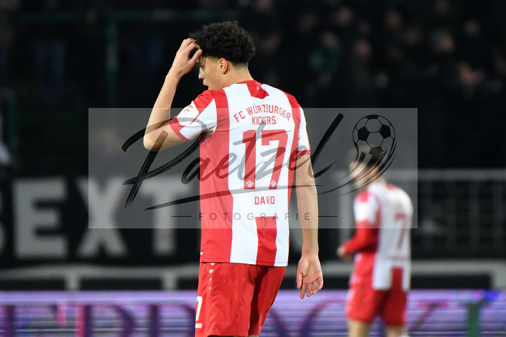 20200214_SCPFWK_0042 | Fussball, Herren: Jonas David (FC Wuerzburger Kickers) schaut waehrend des Spiels der 3. Liga zwischen SC Preussen Muenster und FC Wuerzburger Kickers im Preussenstadion am 14.02.2020 in Muenster, Deutschland.DFB / DFL REGULATIONS PROHIBIT ANY USE OF PHOTOGRAPHS AS IMAGE SEQUENCES AND/OR QUASI-VIDEO. - Realisiert mit Pictrs.com
