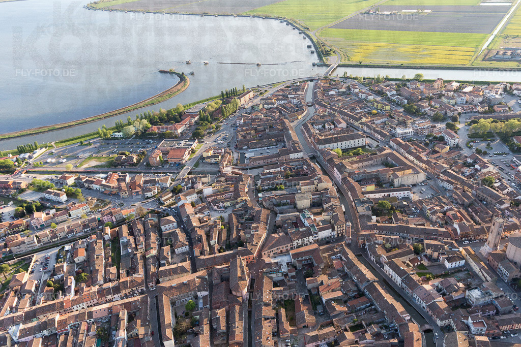 Ortsansicht | Luftbild: Ortsansicht in Comacchio im Bundesland Ferrara in Italien. Foto: IMG_098662.jpg vom 06.04.2017 durch Werner Riehm/FLY-FOTO.de - Realisiert mit Pictrs.com