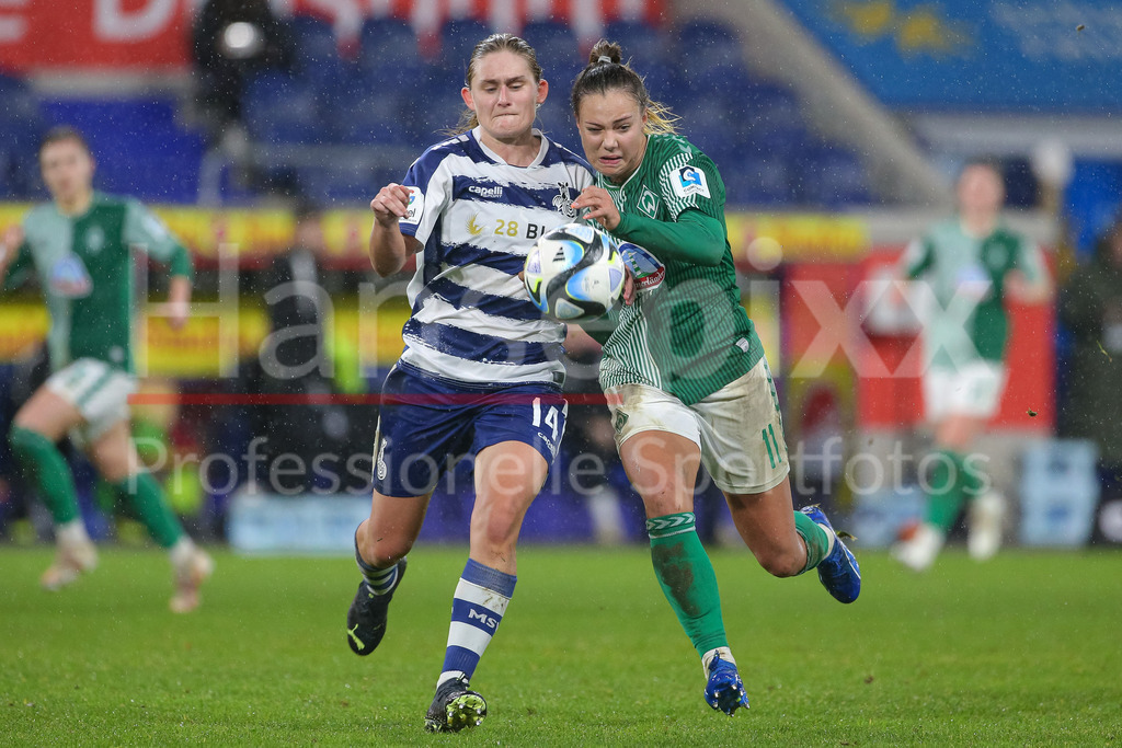 Fussball, Google Pixel Frauen-Bundesliga, MSV Duisburg - SV Werder Bremen | v.li.: Emilie Henriksen (MSV Duisburg, 14) und Maja Sternad (SV Werder Bremen, 11) im Zweikampf, Duell, Dynamik, Aktion, Action, Spielszene, DIE DFB-RICHTLINIEN UNTERSAGEN JEGLICHE NUTZUNG VON FOTOS ALS SEQUENZBILDER UND/ODER VIDEOÄHNLICHE FOTOSTRECKEN. DFB REGULATIONS PROHIBIT ANY USE OF PHOTOGRAPHS AS IMAGE SEQUENCES AND/OR QUASI-VIDEO.