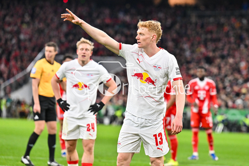 FC Bayern München - RB Leipzig | MUNICH, GERMANY - 11. FEBRUARY: im Bild Nicolas SEIWALD (RB Leipzig 13) / Einzelfoto / Freisteller während dem Spiel zwischen dem FC Bayern München und RB Leipzig beim Viertelfinale des DFB-Pokales in der Allianz Arena