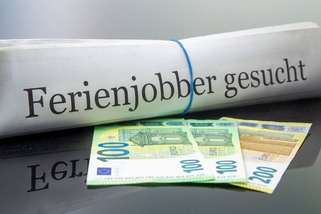 FERIENJOBBER GESUCHT | Symbolische Zeitung mit dem Titel FERIENJOBBER GESUCHT und Eurobanknoten - Realisiert mit Pictrs.com