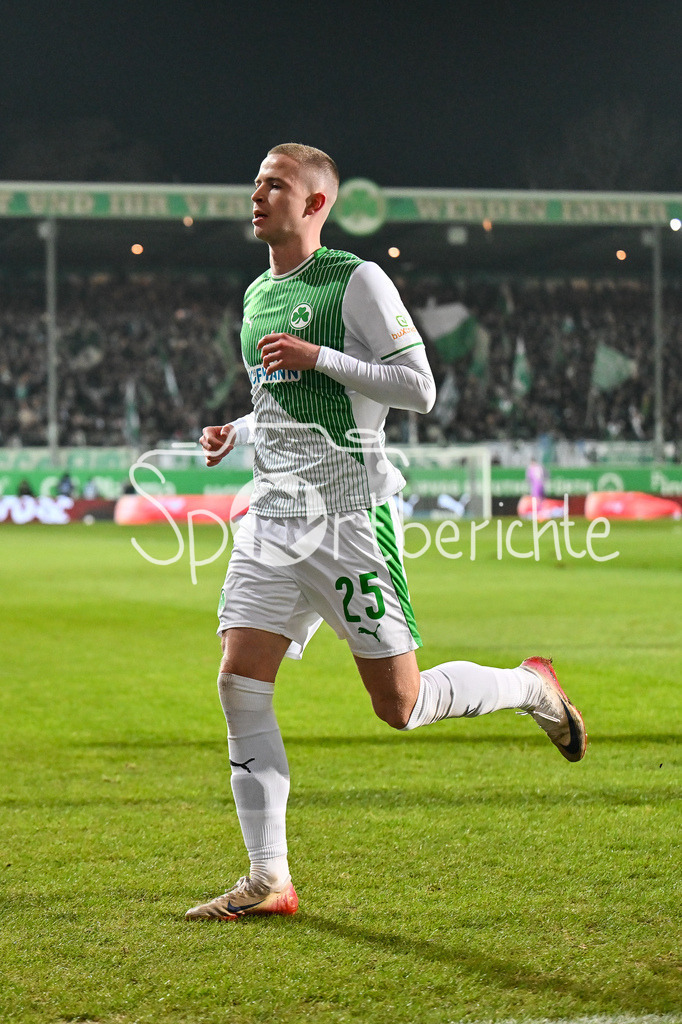 SpVgg Greuther Fürth - 1. FC Magdeburg | FUERTH, GERMANY - 06. FEBRUARY: Jubel der Fürther nach dem Treffer zum 1-0 durch Brynjar Ingo BJARNASON (SpVgg Greuther Fürth 25) / Tor / Torschuetze / Freude / Happy während dem Match zwischen der SpVgg Greuther Fürth und dem 1. FC Magdeburg am 21. Spieltag der 2. Bundesliga im Sportpark Ronhof Thomas Sommer
