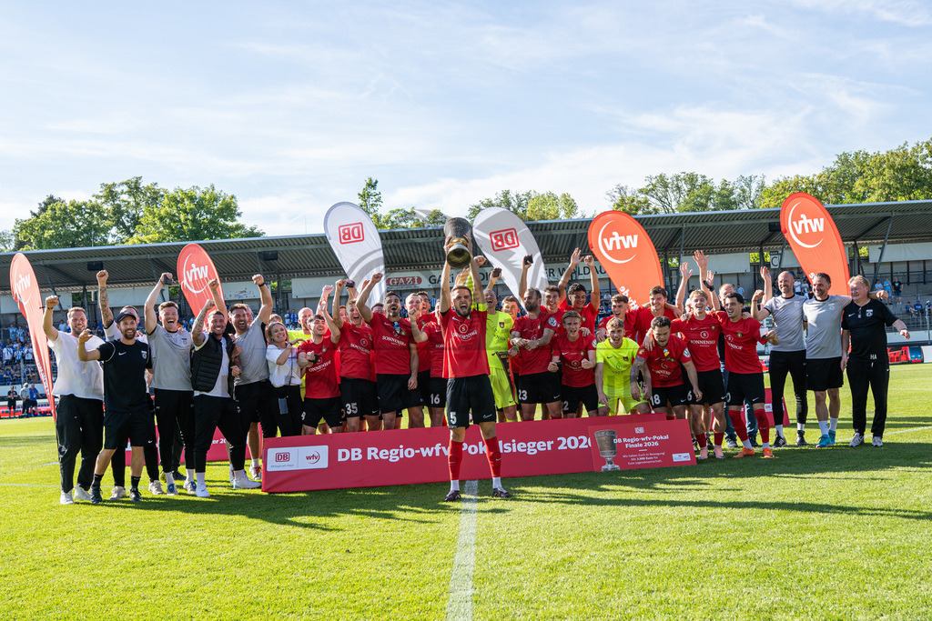 Stuttgarter Kickers vs. SG Sonnenhof Großaspach, Fussball, WFV-Pokal, Finale, 23.05.2026 | Volkan Celiktas (SG Sonnenhof Großaspach, #05) und seine Mannschaft jubeln nach Pokaluebergabe,Stuttgarter Kickers vs. SG Sonnenhof Großaspach, Fussball, WFV-Pokal, Finale, 23.05.2026