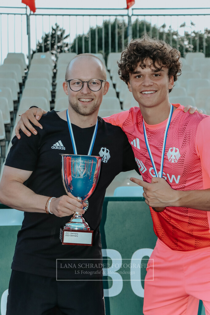 EM_MU18_F_GER-BEL_Lille_bearbeitet_Pokalbilder (109 von 137) | lanaschraderfotografie - Realisiert mit Pictrs.com