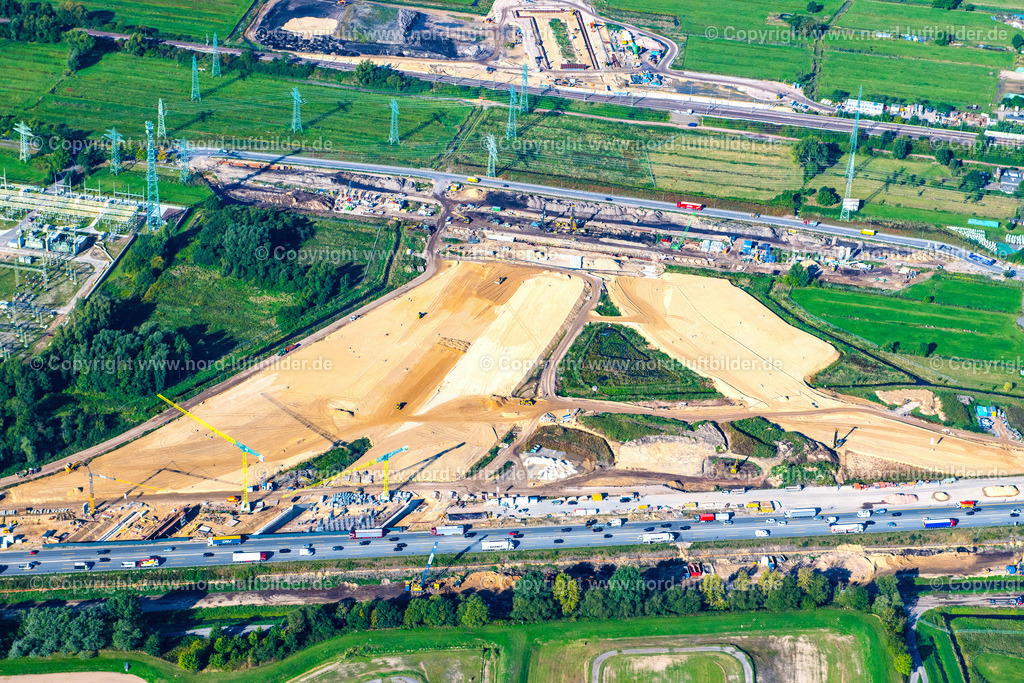 Hamburg_Autobahn_Bau_Anschussstelle_A26_an_die_A7_ELS_3996220922 | HAMBURG 22.09.2022 Autobahn- Baustelle mit Erschließungs- , Aufschüttungs- und Erdarbeiten entlang der Trasse und des Streckenverlaufes " Anschußstelle A26 A7 " in Hamburg, Deutschland. // Motorway- Construction site with earthworks along the route and of the route of the highway " Anschussstelle A26 A7 " in Hamburg, Germany. Foto: Martin Elsen