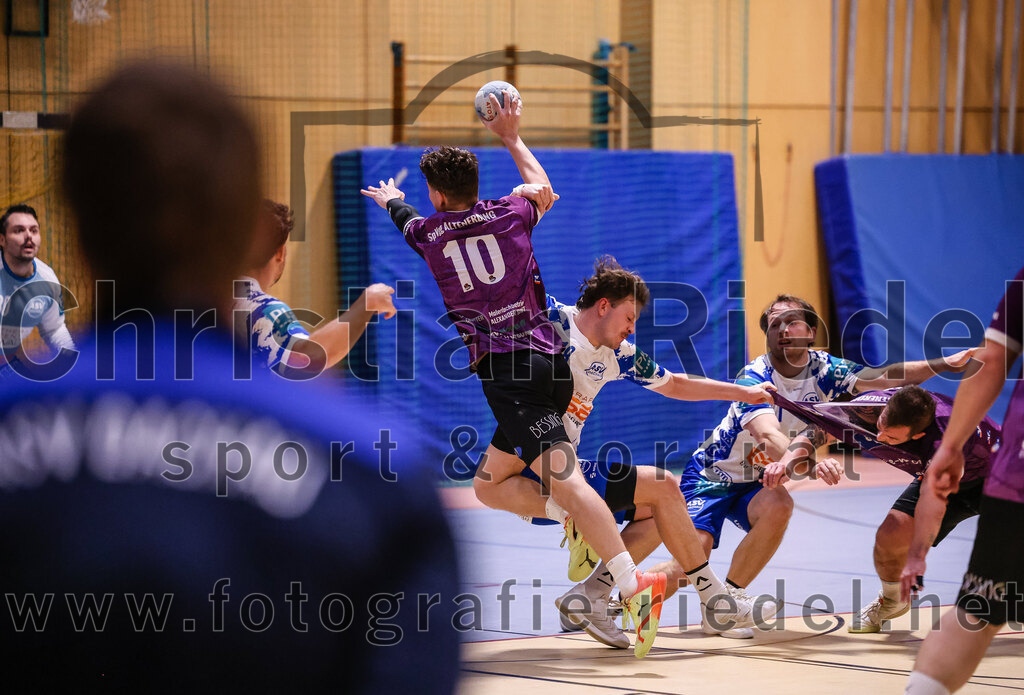 2024-11-24_096_SpVgg_Altenerding_gegen_ASV_Dachau | Erding, Deutschland, 24.11.2024:Handball, Bezirksoberliga Männer 2024 / 2025, 8. Spieltag, SpVgg Altenerding gegen ASV Dachau, Endergebnis: 30:23Tim Steininger (SpVgg Altenerding, #10), Moritz Deichl (ASV Dachau, #18), Sebastian Forster (SpVgg Altenerding, #13)Foto: Christian Riedel / fotografie-riedel.net