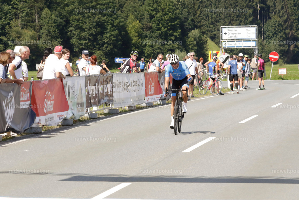969_20230817_Bewerb_Maenner_Muehlanger | AUT - OESTERREICH, 2023-08-16: SPORT RENNRAD-FAHREN - 55. INTERNATIONALER RADWELTPOKAL IN ST. JOHANN IN TIROL  - Vintage-Radrennen mit WM-Bronze-Medaillen-Siegerin Christina Schweinberger, den Teilnehmer und Alexander Baumann (vom Orginastions-Team) - TAG 2 BEWERB MAENNER IN SECHS GRUPPEN  ; Foto: Roland Muehlanger