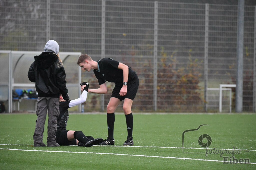 JFV Edewecht-Osnabrücker SC | C-Jugend Landesliga; JFV Edewecht (grün)-Osnabrücker SV (rot) am 18.11.2023; in Edewecht (Sportanlage Göhlenweg), Photo: Philip Eiben 2023 - Realisiert mit Pictrs.com