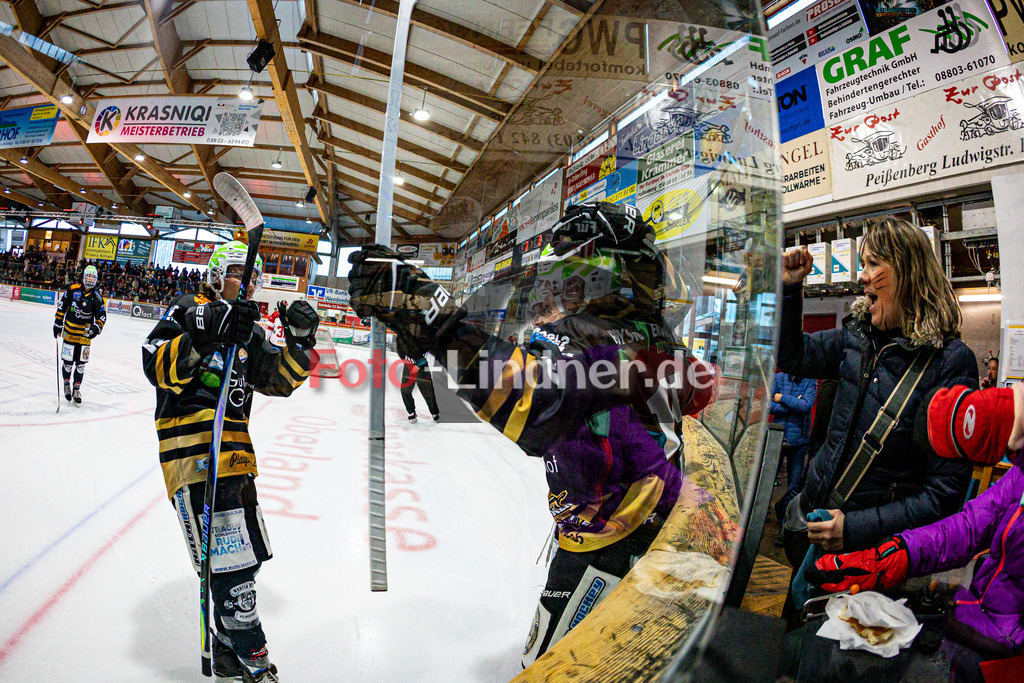 Peißenberg MINERS gegen EHC Königsbrunn LÖWEN | Eishockey Bayernliga 2025/26 Viertelfinale Spiel 4, Peißenberg MINERS gegen EHC Königsbrunn LÖWEN, 20260215,Torjubel,2026-02-15 in Peißenberg (flatbuy Arena Peißenberg), Weiland PARRISH (MINERS 13), Ryan MURPHY (MINERS 15)Copyright: WolfgangxLindner www.foto-lindner.de
