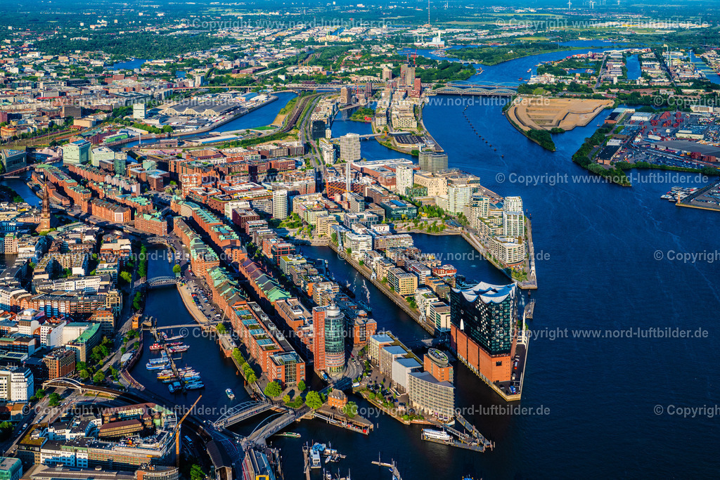 Hamburg_Speicherstadt_Hafencity_ELS_8867160625 | HAMBURG 16.06.2025 Gebäude, Straßen und Kanäle der Hafencity und Speicherstadt in Hamburg, Deutschland. // Buildings, streets and canals of the Hafencity and Speicherstadt in Hamburg, Germany. Foto: Martin Elsen
