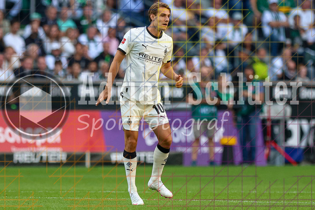 Borussia Mönchengladbach vs Hamburger SV - Bundesliga  | Mönchengladbach, Deutschland, 24.08.25:   Florian Neuhaus (Borussia Mönchengladbach) schaut waehrend des Spiels der Bundesliga zwischen Borussia Mönchengladbach vs Hamburger SV im Stadion im Borussia Park(Foto von Brauer-Fotoagentur / Adrian Schlueter)