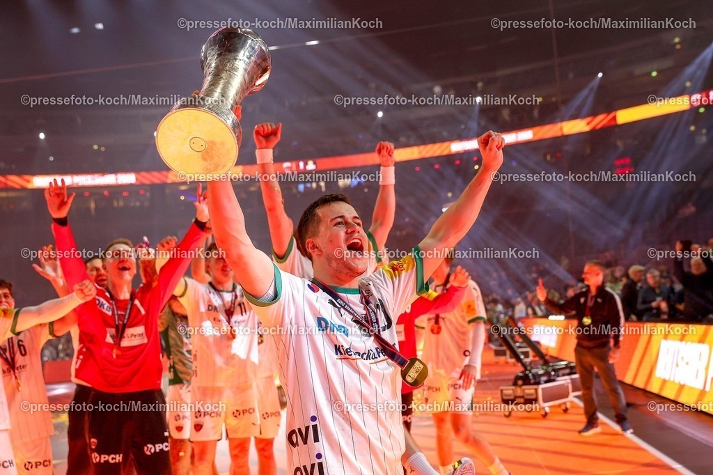 xSSCx19042602058 | 19.04.2026, xsscx, Handball, DHB-Pokal Lidl Final4, Finale, Füchse Berlin - Bergischer HC, Saison 2025 / 2026 Herren, Lanxess Arena, Köln: Die Mannschaft der Füchse Berlin feiert den Sieg im DHB-Pokal, Nejc Cehte (Füchse Berlin #22) Photo: xSandraxScherningxPressefotoKochx