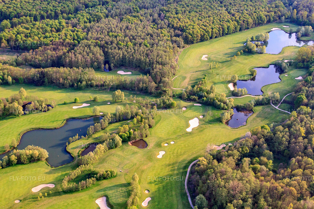 Vue aérienne: Étangs et greens du club de golf de Baden-Baden Soufflenheim à Soufflenheim dans le département Bas Rhin, France – .Photo: IMG_39504.jpg prise le 14/04/2011 par Werner Riehm/FLY-FOTO.eu – Résolution de l'original: 4752 x 3168 px