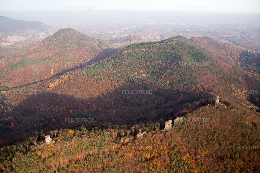 Luftbild: Burgruinen Anebos Jungturm und Scharfenberg in Leinsweiler im Bundesland Rheinland-Pfalz in Deutschland. Foto: IMG_085144.jpg vom 08.11.2015 durch Werner Riehm/FLY-FOTO.de